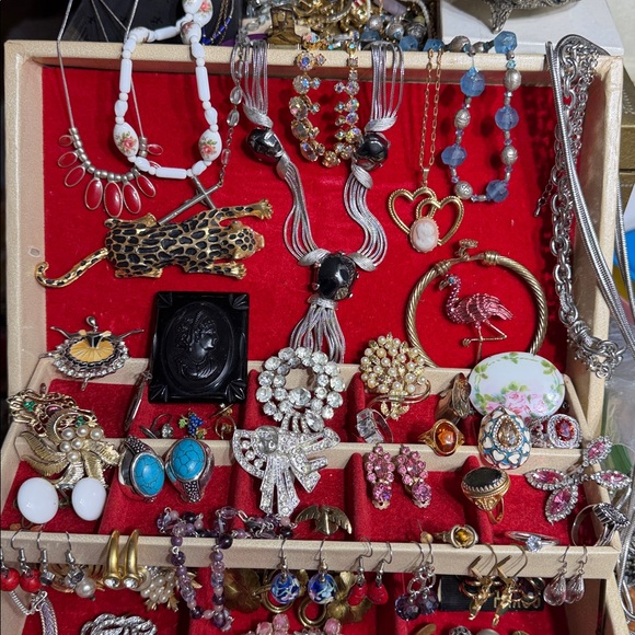 Wonders found “ vintage jewelry” for a poshmark show only at 6PM ET - Picture 2 of 5